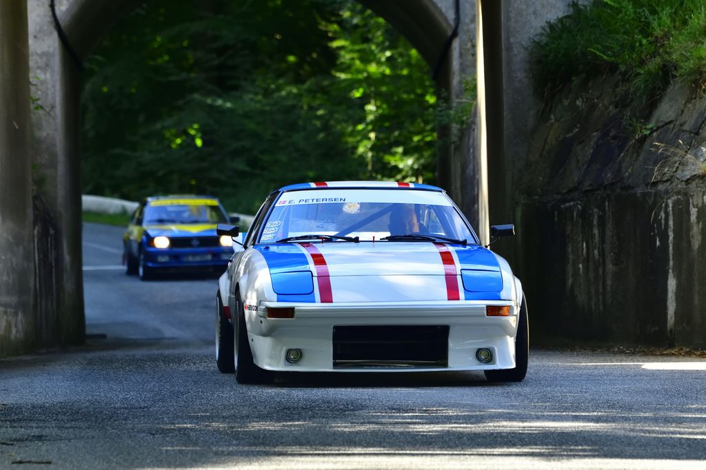 Lokalmatador Erik Pedersen fra Børkop blev nr. 2 på Munkebjerg i sin Mazda RX7. Her er han på vej frem til start.
(Foto: Michael Eisenberg)